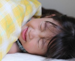 熱で眠れない子供